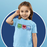 Camiseta Paz Amor Hanukkah Cute Girl é Azul<br><div class="desc">Camiseta infantil do Peace Love Hanukkah para uma criança judia que gosta de celebrar Chanukah. Um bonito sinal de paz,  coração,  e uma bela menorah num chá de meninas bonito.</div>