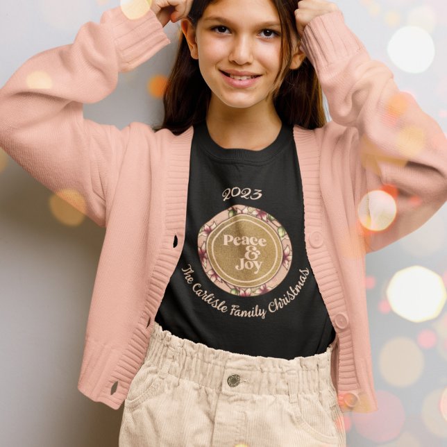 Camiseta Paz e alegria Nome Dourado da Família Rosa Natal (Peace & Joy Pink Gold Family Name Christmas Girls' T-Shirt)