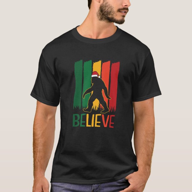 Camiseta Pé Grande Acredita No Natal Engraçado Retro X-Mas  (Frente)