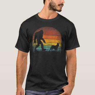 Camiseta Pé Grande Andando Francês Cachorro Sasquatch