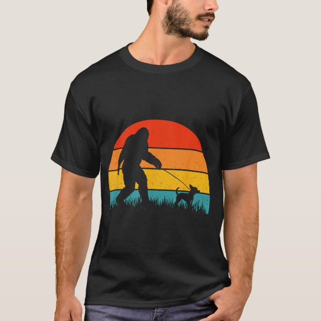 Camiseta Pé Grande Caminhando Sunset Off Sasquatch Chihuahu (Frente)