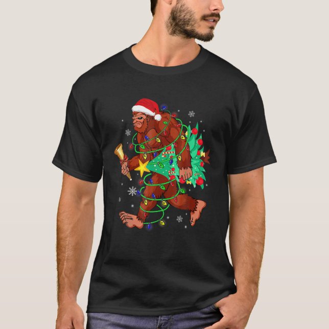 Camiseta Pé Grande Carregando Árvore de Natal Crença (Frente)