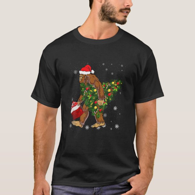 Camiseta Pé Grande Carregando Árvore de Natal Crença (Frente)