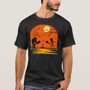 Camiseta Pé Grande e Alien Jogando Pickleball no Sol de Hal
