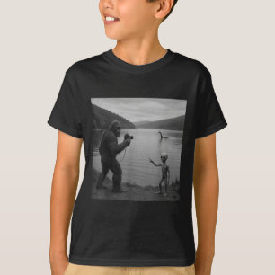Camiseta Pé-Grande E Alienígena Na Localidade Ness _1