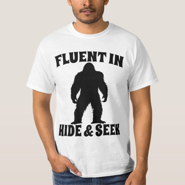 Camiseta Pé Grande Engraçado - Fluente no Esconder e Procur (Frente)