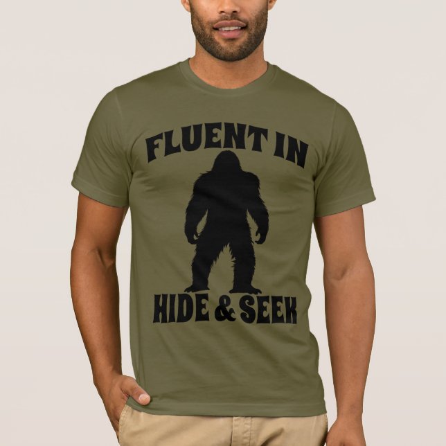 Camiseta Pé Grande Engraçado - Fluente no Esconder e Procur (Frente)
