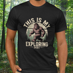 Camiseta Pé Grande Engraçado Sasquatch Explorando Trilha Vi
