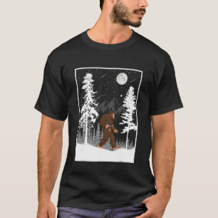 Camiseta Pé Grande Escondendo-se em Floresta Sob Céu Noturn