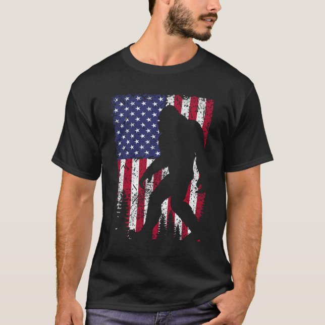 Camiseta Pé Grande Eu Acredito Sasquatch American Flag (Frente)