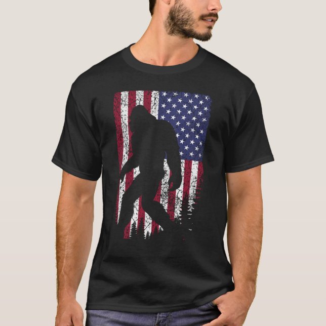 Camiseta Pé Grande Eu Acredito Sasquatch American Flag (Frente)