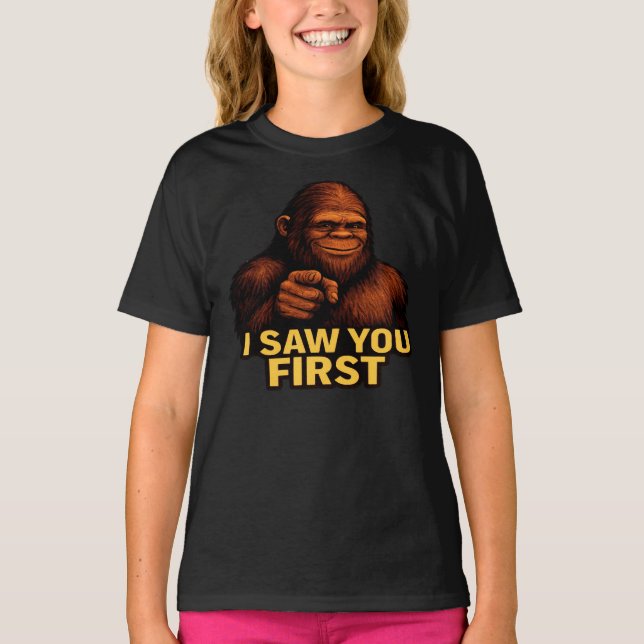 Camiseta Pé Grande Eu Vi Você Primeiro  (Frente)