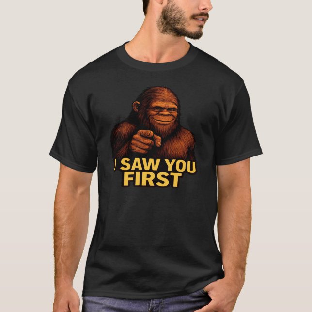 Camiseta Pé Grande Eu Vi Você Primeiro (Frente)