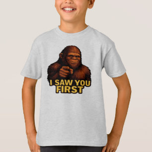 Camiseta Pé Grande Eu Vi Você Primeiro