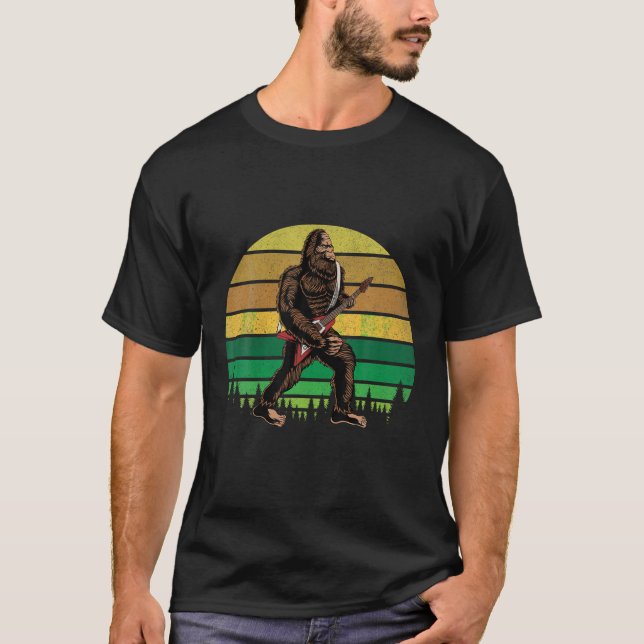 Camiseta Pé Grande Jogando Uma Pedra Elétrica De Violão Em  (Frente)