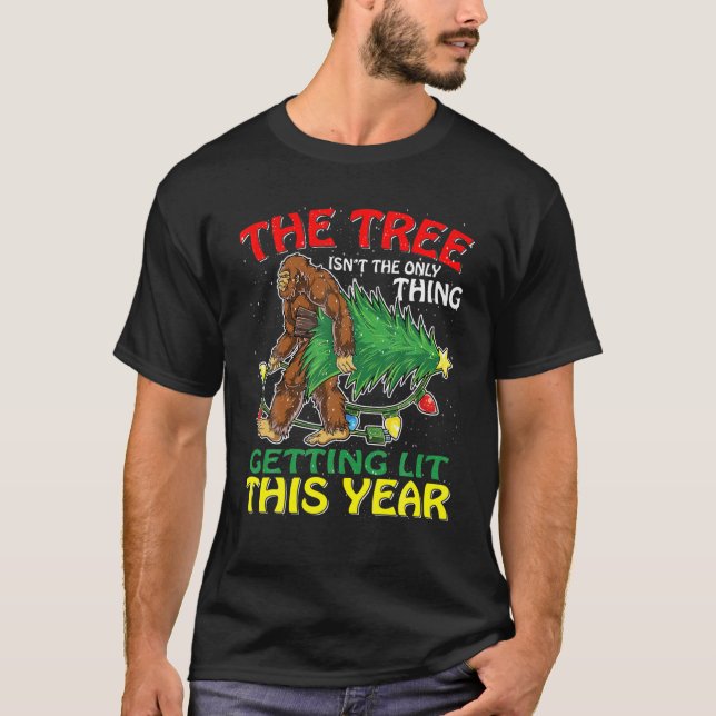 Camiseta Pé Grande Natal A Árvore Não É A Única Coisa (Frente)