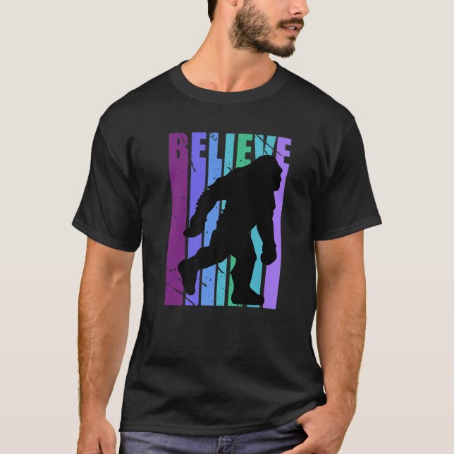 Camiseta Pé-Grande Retro Acredite Em Yeti Púrpura Des Gráfi (Frente)