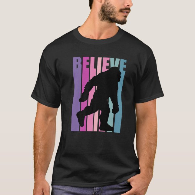 Camiseta Pé-Grande Rosa Acredite em Lendas Místicas Magicas (Frente)