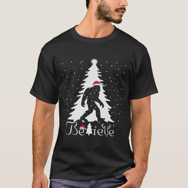 Camiseta Pé Grande Sasquatch Yeti Acredita que Papai Noel é (Frente)