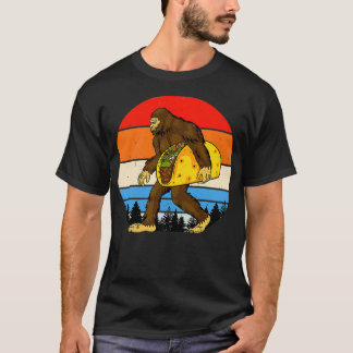 Camiseta Pé Grande Segurando Um Taco