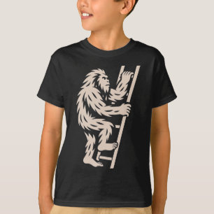 Camiseta Pé Grande Subindo Escada Divertido Criptídeo Sasqu