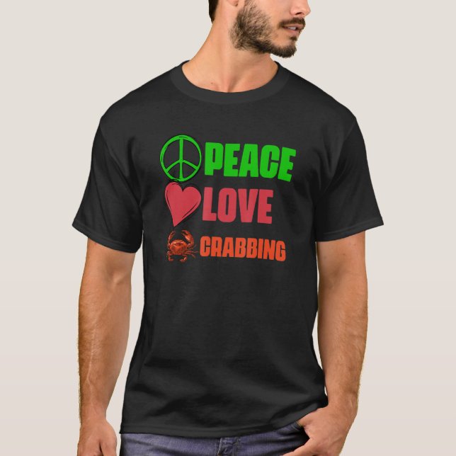 Camiseta Peace Love Awo Caranguejo Pegando Caranguejo Um Ca (Frente)