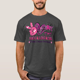 Camiseta Peace Love Cure Pink Leopard Rosa Messy Bun Breast