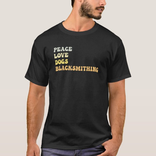 Camiseta Peace Love Dogs Blacksmithing   Retro (Frente)