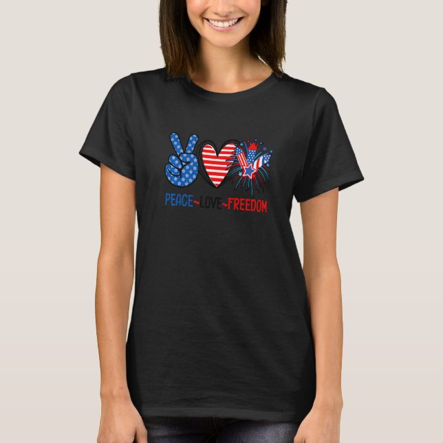 Camiseta Peace Love Freedom 4 De Julho USA Flag Fireworks (Frente)