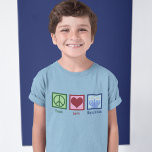 Camiseta Peace Love Hanukkah Kids<br><div class="desc">Camiseta infantil do Peace Love Hanukkah para uma criança judia que gosta de celebrar Chanukah. Um bonito sinal de paz,  coração,  e uma bela menorah.</div>