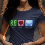 Camiseta Peace Love Hanukkah Women's<br><div class="desc">Legal Peace Love Chanucah tee para um judeu que gosta de celebrar Chanukah. Um bonito sinal de paz,  coração bonito,  e uma bela menorah.</div>