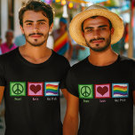 Camiseta Peace Love Orgulho gay acendendo bandeira do arco-<br><div class="desc">Apoie os direitos dos homossexuais com este sinal de paz,  coração e arco-íris. Um belo chalé LGBTQ com uma bela bandeira do arco-íris acenando ao lado de um bonito sinal de paz e coração. Bonito e colorido.</div>