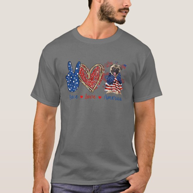 Camiseta Peace Love Pug Dog Patriotic America Flag 4 De Jul (Frente)
