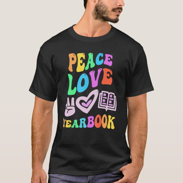 Camiseta PEACE LOVE YEARBOOK Editor Retrovisor Professor Gr (Frente)