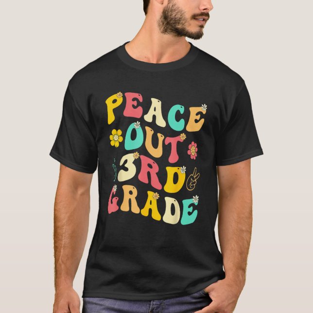 Camiseta Peace Out 3rd Grade Groovy Graduation 3rd Grade He (Frente)