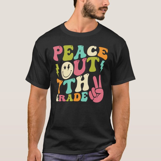 Camiseta Peace Out 7th Grade Groovy Graduation Last Day of  (Frente)