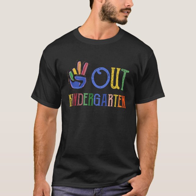 Camiseta Peace Out Kindergarten Graduation Last Day of Scho (Frente)
