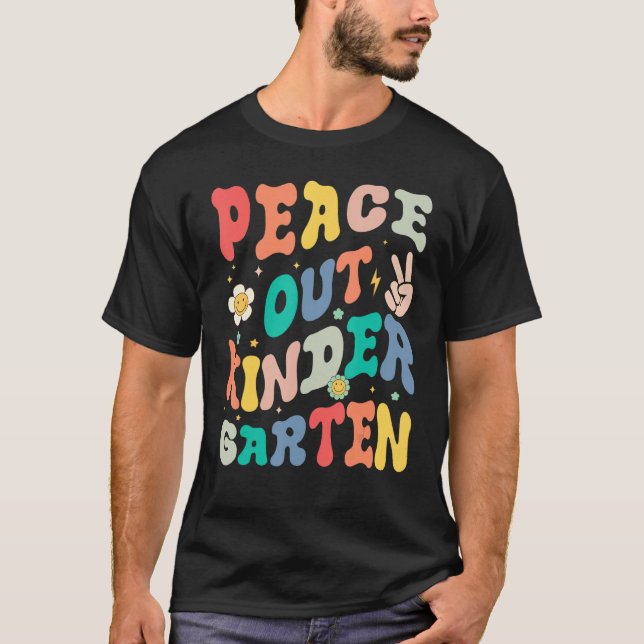 Camiseta Peace Out Kindergarten Groovy Last Day of School K (Frente)