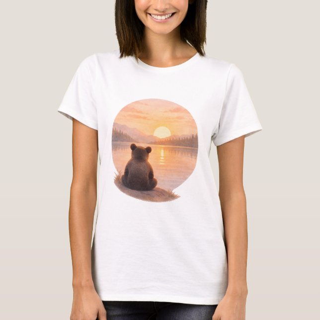 Camiseta Peaceful Bear Cub Sunset– Soft Watercolor  (Frente)