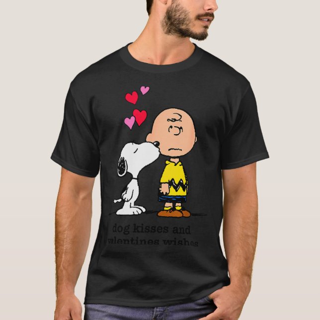 Camiseta Peanuts - And Charlie Dog Kisses Valentine Wishes  (Frente)