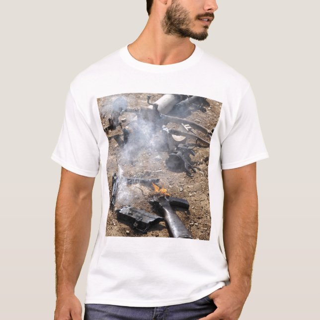 Camiseta Pedaços de armas inimigas foram legal (Frente)