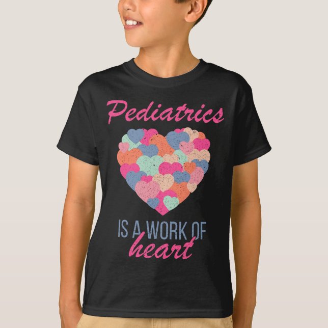 Camiseta Pediatrics Is A Work Of Heart Valentines Day Pedia (Frente)