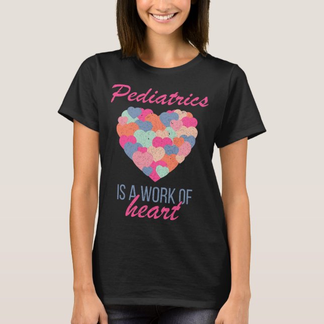 Camiseta Pediatrics Is A Work Of Heart Valentines Day Pedia (Frente)