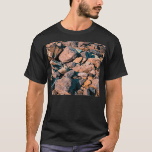 Camiseta pedras do mar em seixos de praia