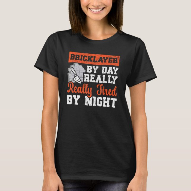 Camiseta Pedreiro De Dia Muito Cansado À Noite Constructi (Frente)