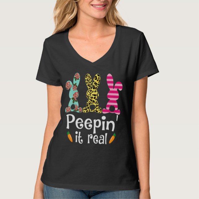 Camiseta Peepin'It Real Cute Rabbit Graphic (Frente)
