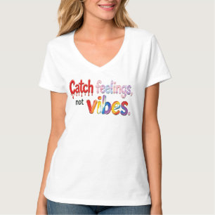Camiseta "Pegue sentimentos, não vibrações." Tinta Vermelha