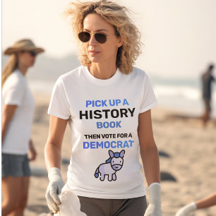 Camiseta Pegue um Livro de História. Depois Vote num Democr