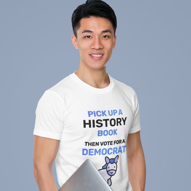 Camiseta Pegue um Livro de História. Então, vote em um demo (Criador carregado)