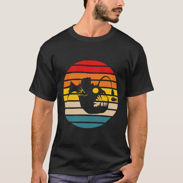 Camiseta Peixe Anglês Comendo Outro Peixe (Frente)